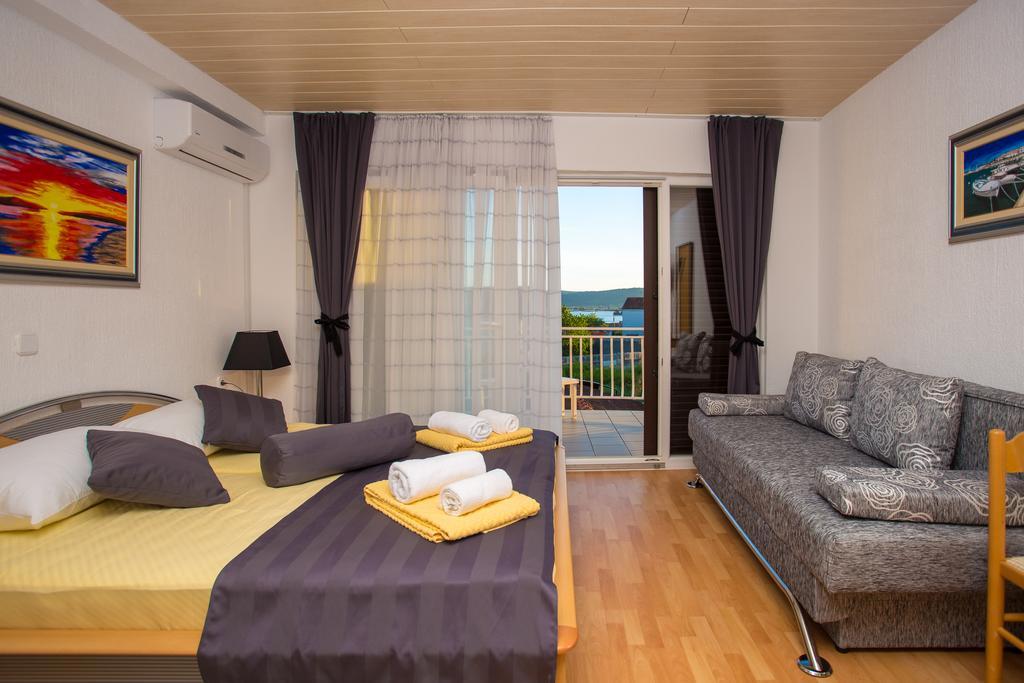 Lanterna Rooms Turanj Bagian luar foto