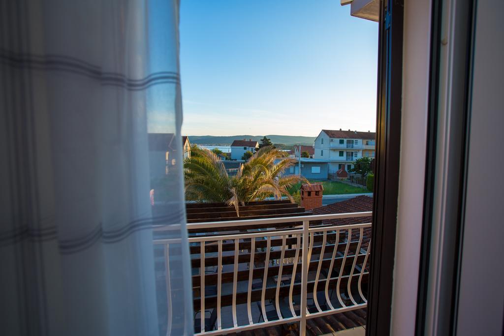 Lanterna Rooms Turanj Bagian luar foto