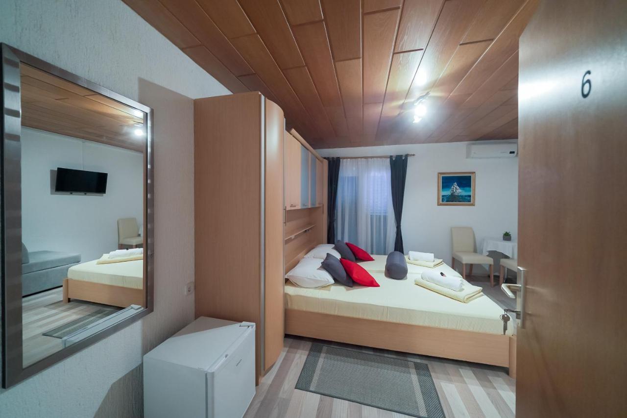 Lanterna Rooms Turanj Bagian luar foto