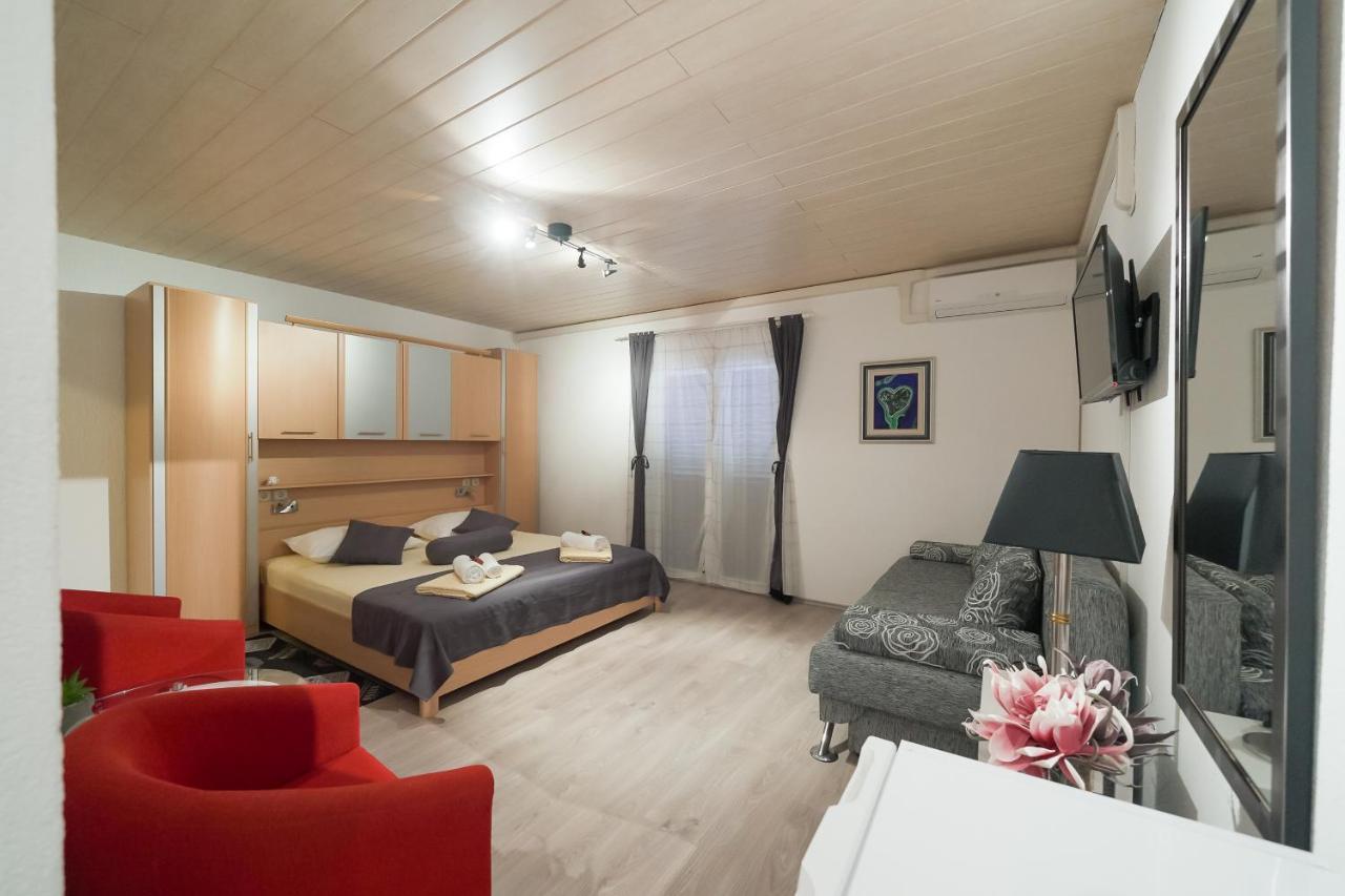 Lanterna Rooms Turanj Bagian luar foto