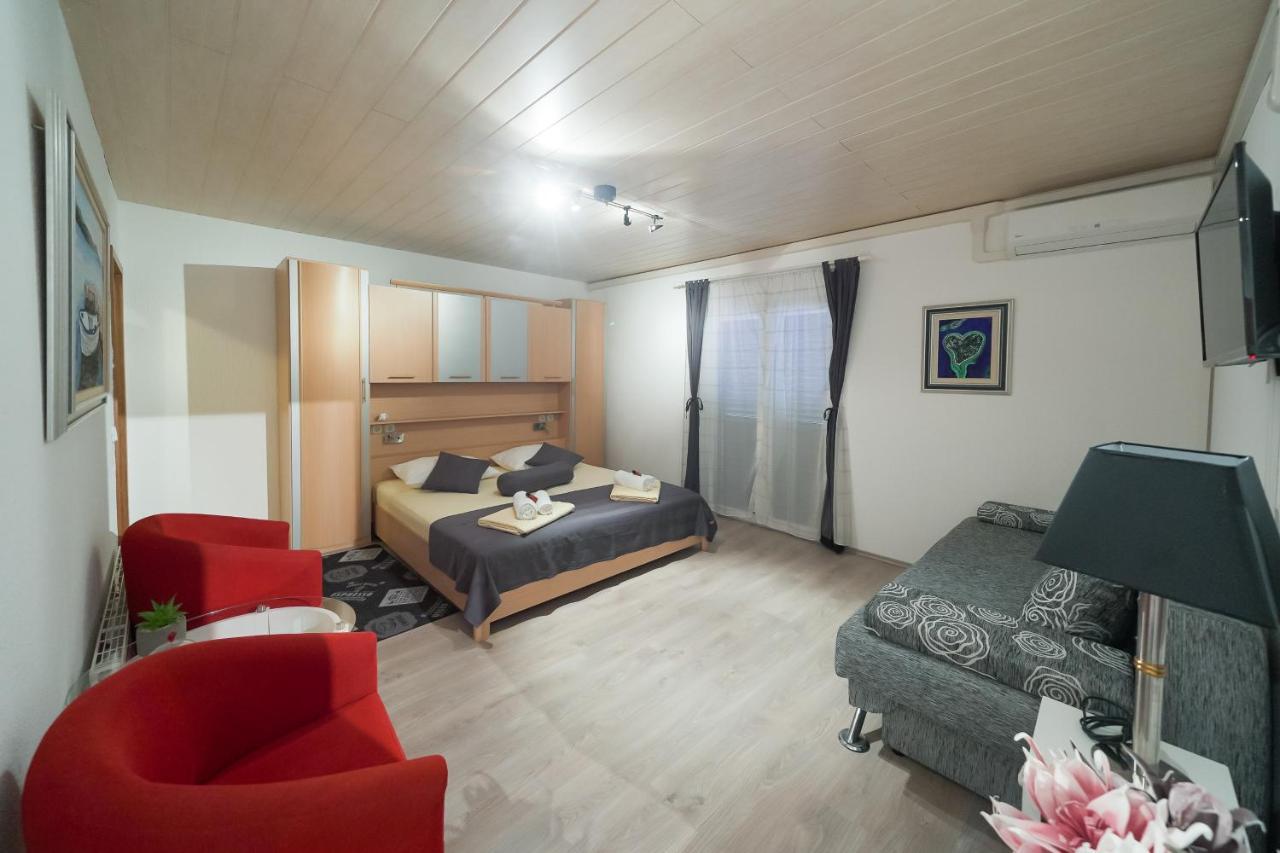 Lanterna Rooms Turanj Bagian luar foto