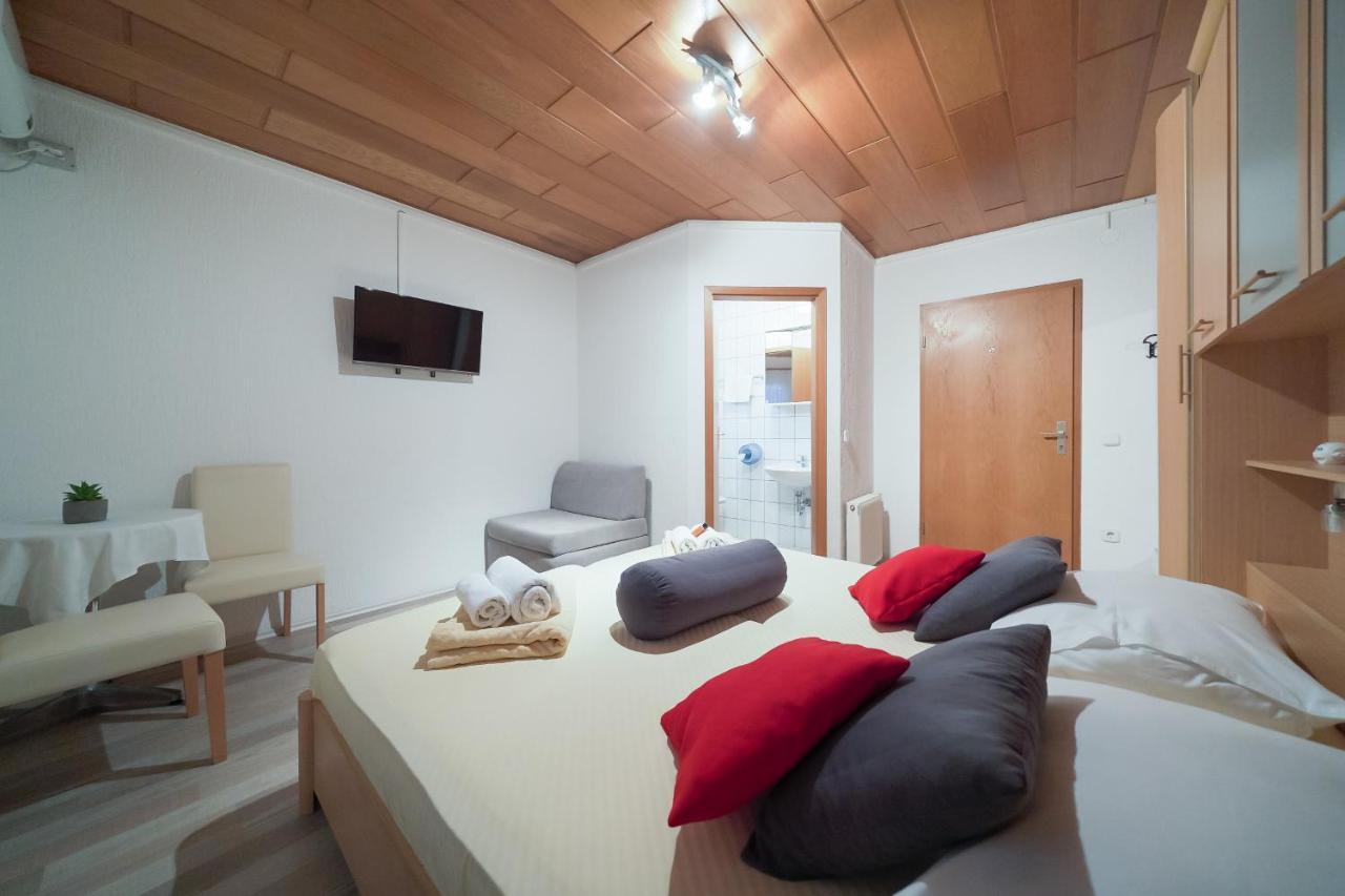 Lanterna Rooms Turanj Bagian luar foto