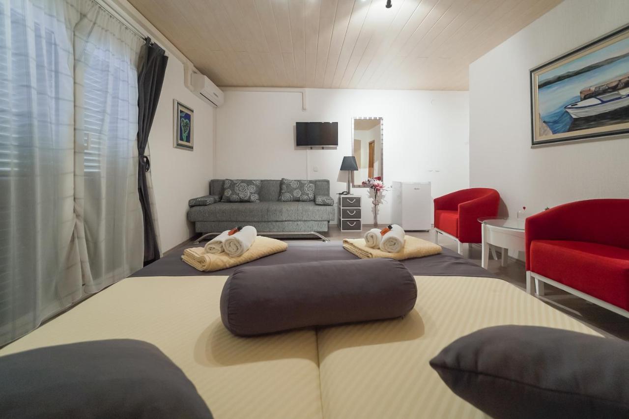 Lanterna Rooms Turanj Bagian luar foto