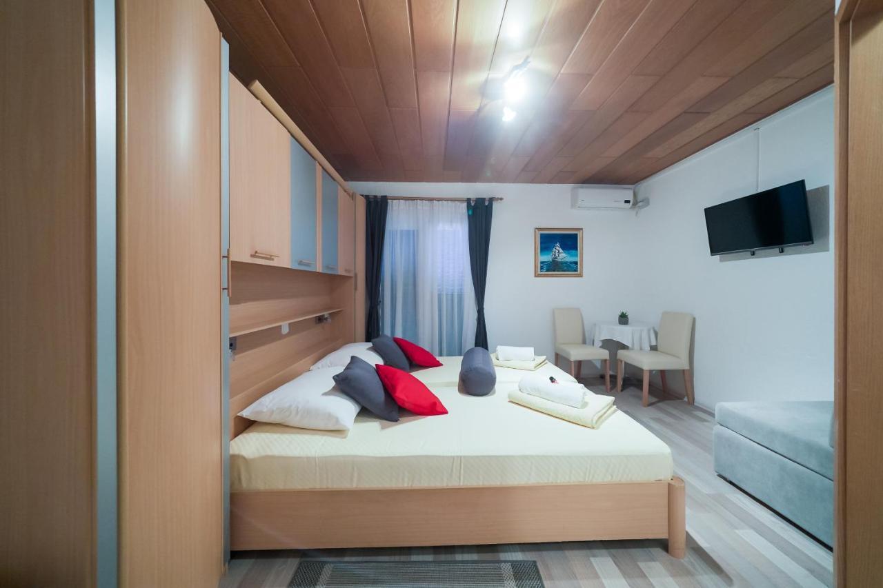Lanterna Rooms Turanj Bagian luar foto