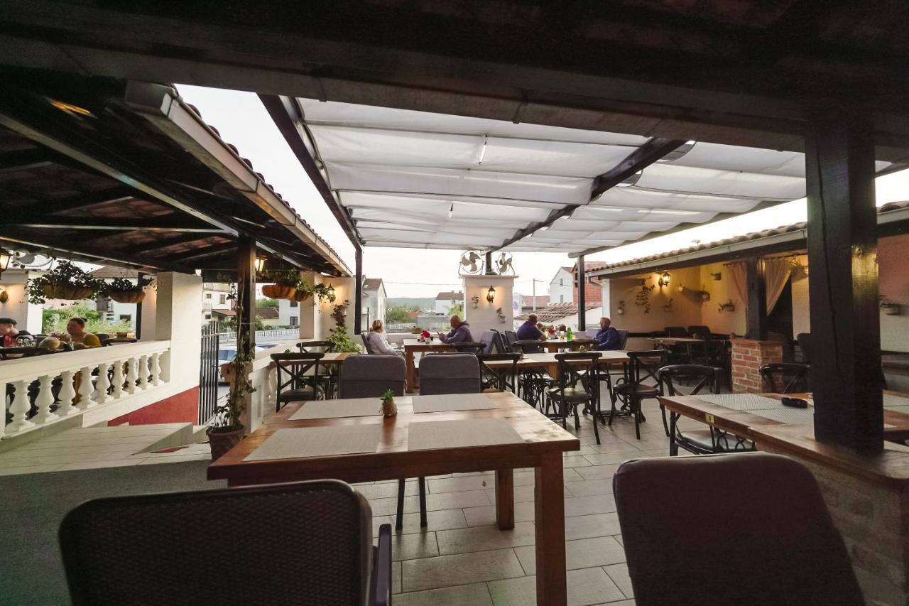 Lanterna Rooms Turanj Bagian luar foto